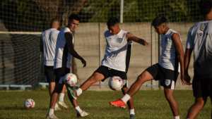 Hora, TV y formaciones de Cipolletti – Vélez: una cita con la historia