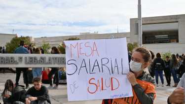 Siprosapune protestó el martes en la Legislatura y hará paro este jueves. (Florencia Salto).-
