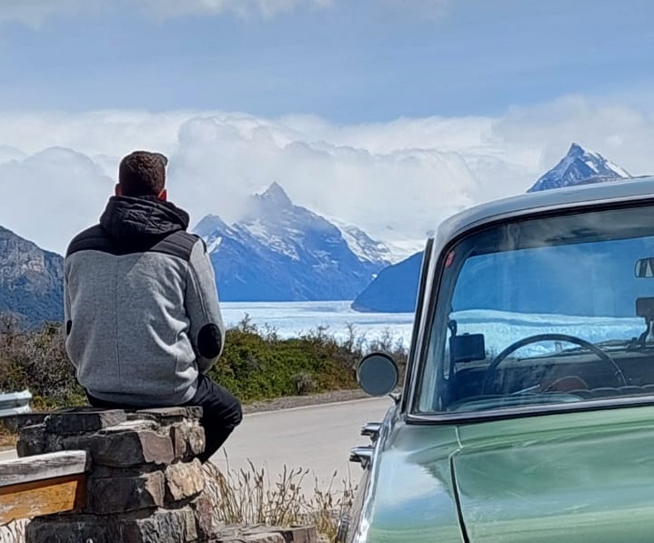 Maximiliano y su Chevrolet de 1967 de cara al glaciar Perito Moreno, parte del inolvidable viaje. 