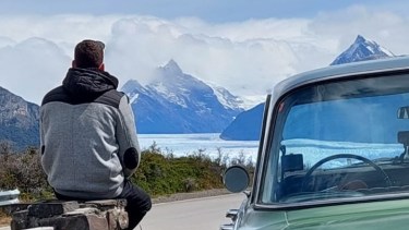 Maximiliano y su Chevrolet de 1967 de cara al glaciar Perito Moreno, parte del inolvidable viaje. 