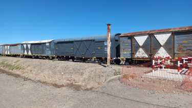 5 vagones quedaron atascados en el Oeste de Neuquén. Foto: Gentileza