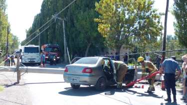 El auto chocó contra una columna y provocó un corte de luz en Cipolletti. 