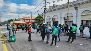 Afiliados al gremio se instalaron 6.30 en los accesos al edificio que se encuentra en inmediaciones de la Residencia de los Gobernadores. (Foto: Marcelo Ochoa)