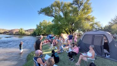 El hermoso lugar para acampar a orillas del río Negro, a 19 km de Roca en el Alto Valle, al norte de la Patagonia. Foto: Campa Club
