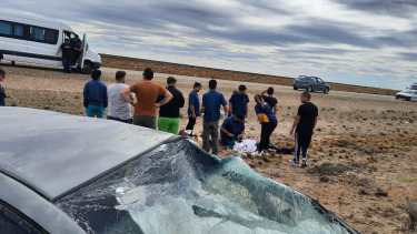 Las primeras atenciones después del vuelco en la ruta a 80 km de Puerto San Julián, Santa Cruz. Dos niños de 7 y 10 años resultaron heridos.