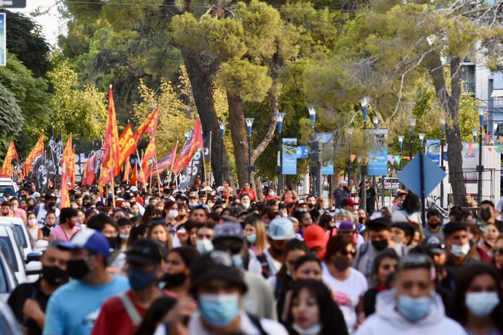 La marcha de la tarde en el centro de Neuquén. Foto: Matías Subat