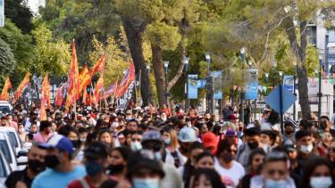 La marcha de la tarde en el centro de Neuquén. Foto: Matías Subat