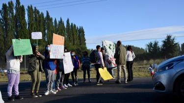 Protestas en la Legislatura y en el centro de Neuquén, y hubo cortes de rutas