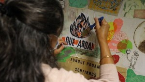 Una muestra de pegatinas en el Concejo Deliberante de Viedma para visibilizar temáticas de género