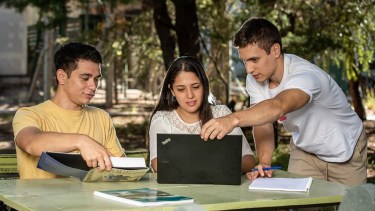 PAE becará a cinco estudiantes de la Universidad Nacional del Comahue. Foto: Gentileza.