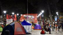 Imagen de Organizaciones sociales acampan en la noche en el centro de Neuquén «por un salario digno»