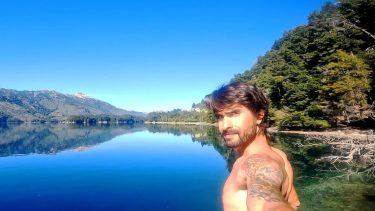 Nico Pollo en el lago Moquehue, a punto de tirarse. "¿Da para meterse?", preguntó una turista.  "Claro", le respondió. Y se zambulló en las aguas cristalinas.