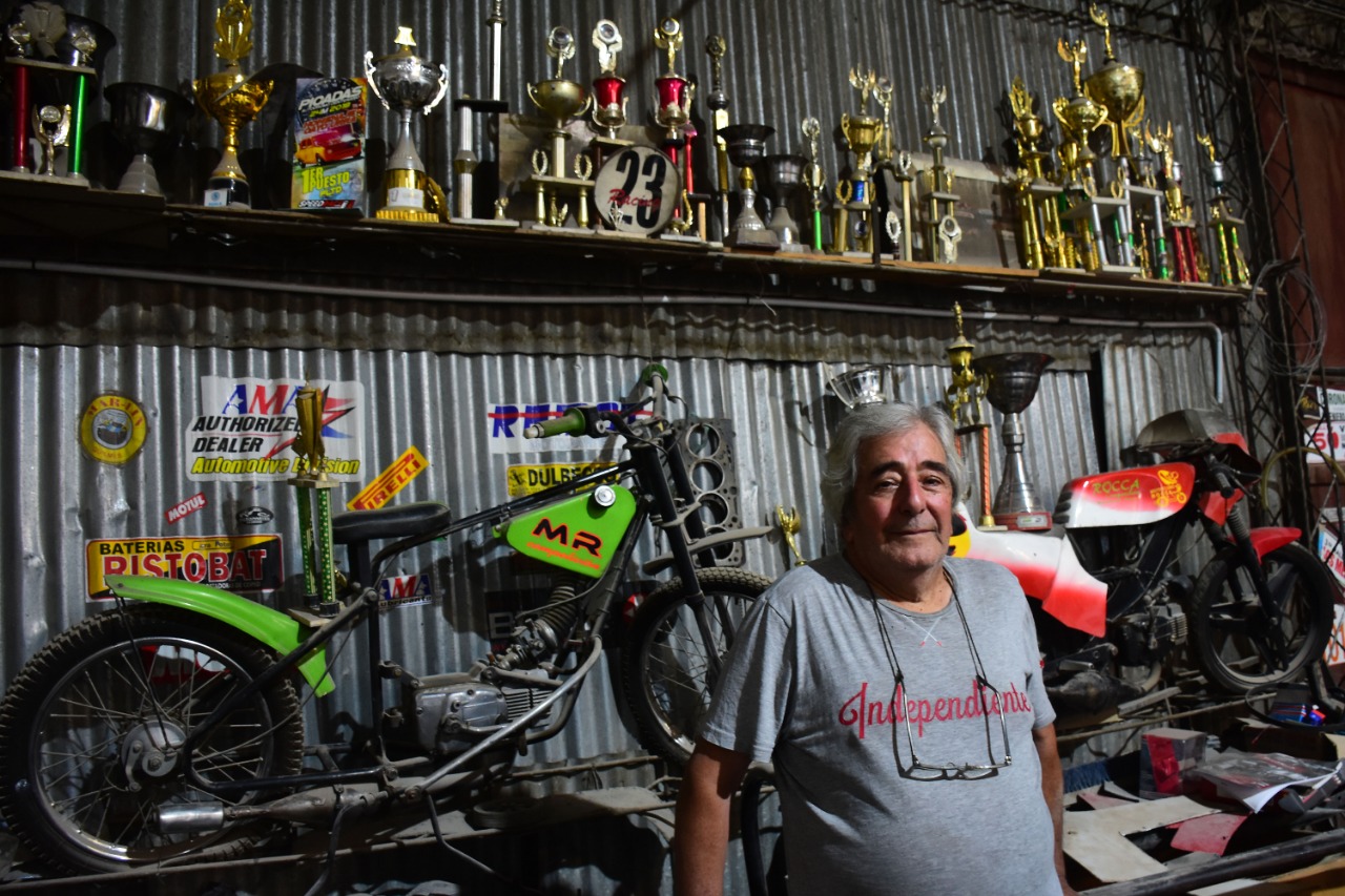 En el taller están los trofeos de su hijo Mauro y las primeras motos que preparó para esas competencias. Foto Andrés Maripe
