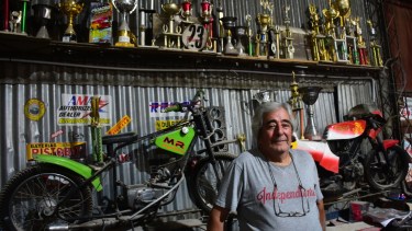 En el taller están los trofeos de su hijo Mauro y las primeras motos que preparó para esas competencias. Foto Andrés Maripe
