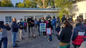 Vecinos de Cuatro Esquinas y la comunidad educativa reclaman por el servicio de agua