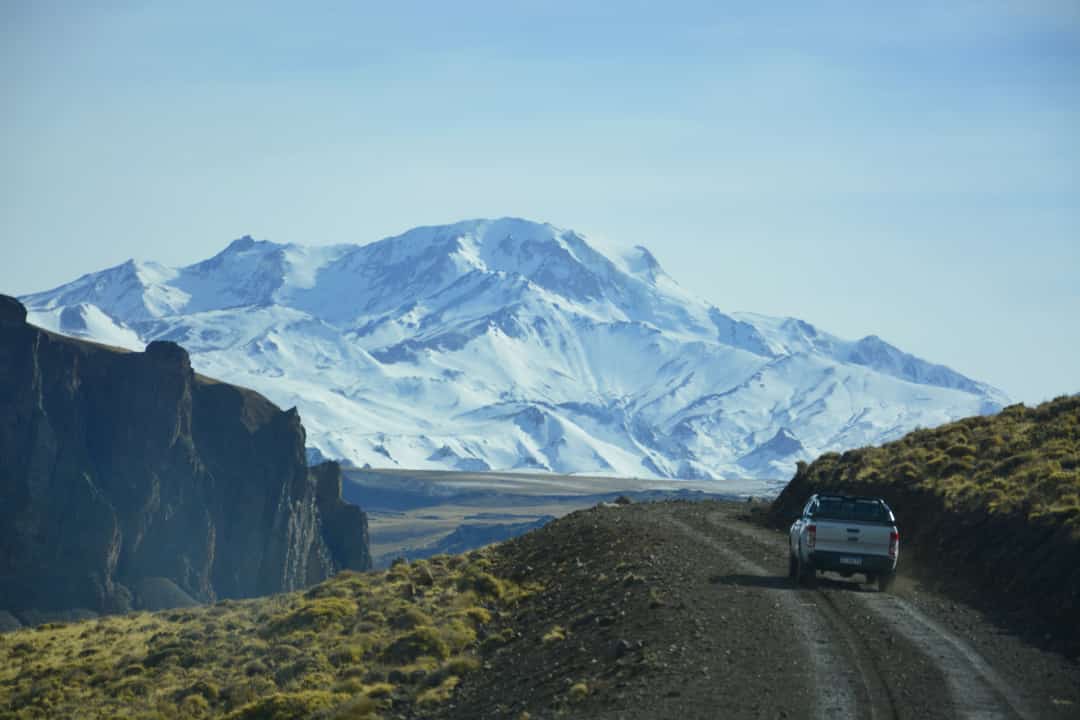 Un espectáculo. La ruta 68 en el norte neuquino con el volcan Domuyo de fondo. Foto: Martín Muñoz.