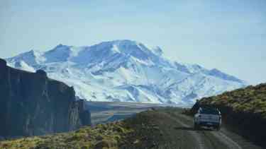 Un espectáculo. La ruta 68 en el norte neuquino con el volcan Domuyo de fondo. Foto: Martín Muñoz.