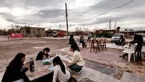 Universitarios participan de un programa de extensión en el barrio 2 de Febrero de Cipolletti