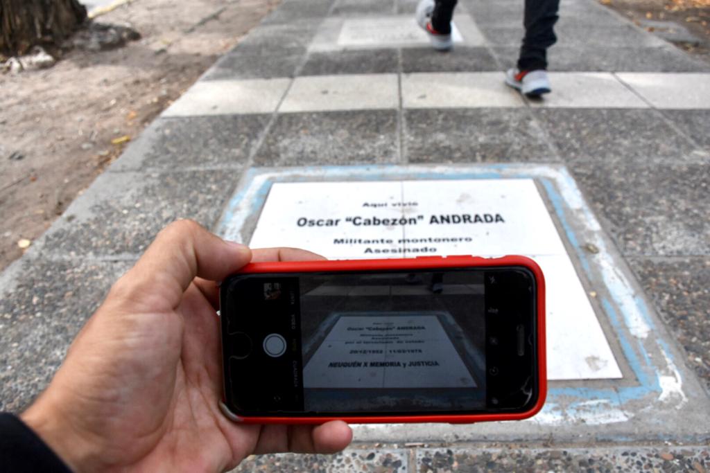 Las placas de las personas desaparecidas en Neuquén. Foto: Matías Subat