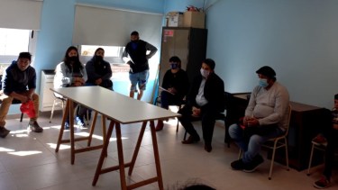 Reunión del día lunes con los puesteros de Fernández Oro. Foto: Gentileza.  
