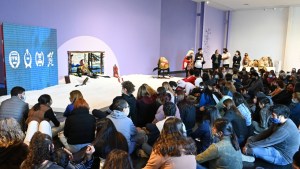 Estudiantes terminaron en el piso del MNBA por la superposición de agenda con un acto de Gaido