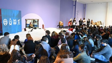 Estudiantes secundarios en el piso del MNBA por el documental Octubre 23 (foto Florencia Salto)