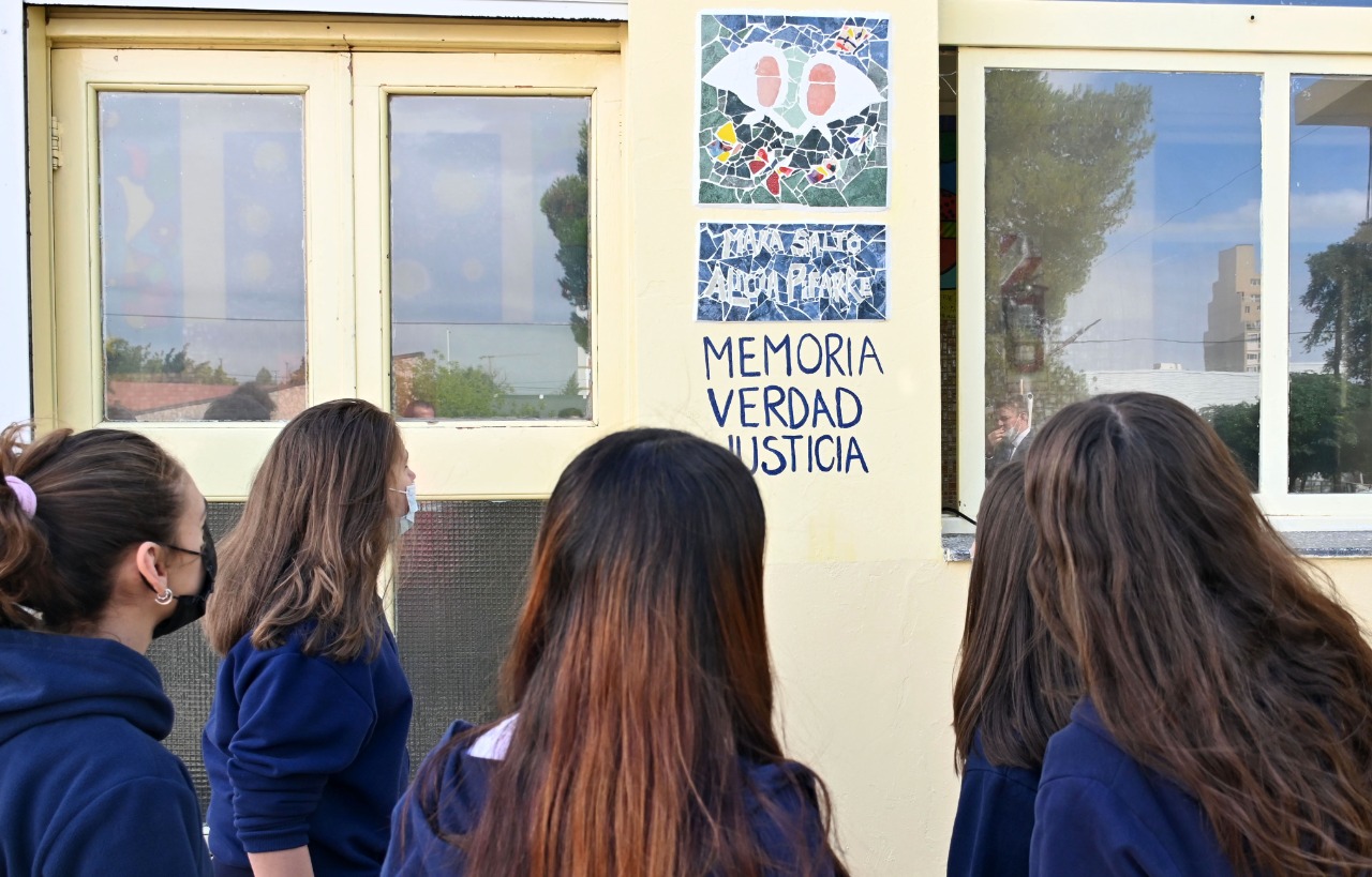 El Colegio María Auxiliadora recordó este 23 de marzo a sus alumnas desaparecidas María Luisa Salto y Alicia Pifarré, con una obra de las Mujeres Muralistas. Foto Florencia Salto.