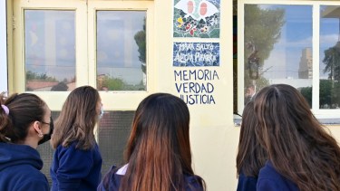 El Colegio María Auxiliadora recordó este 23 de marzo a sus alumnas desaparecidas María Luisa Salto y Alicia Pifarré, con una obra de las Mujeres Muralistas. Foto Florencia Salto.