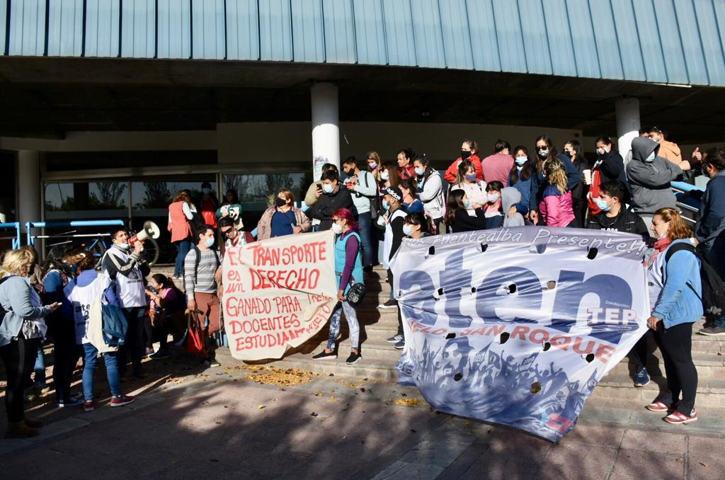 Desde el gremio ATEN sostuvieron que las deficiencias en el transporte en Añelo pone en riesgo las clases de 1500 alumnos. Foto: Matías Subat