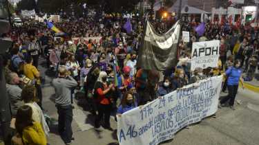 La marcha colmó el centro de Neuquén. Foto: Yamil Regules