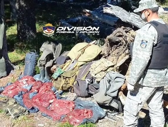 La Policía de Neuquén secuestró la carne faenada por los cazadores furtivos donde murió supuestamente de manera accidental uno de ellos. Foto: Gentileza 