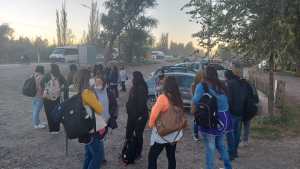 Maestras varadas en la ruta y estudiantes sin transporte en Vaca Muerta