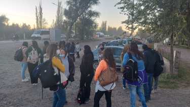 Las maestras que dan clases en Vaca Muerta denuncian que quedan varadas y llegan tarde a dar clases. (Gentileza).-