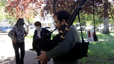 El gaitero neuquino recorre las calles tocando el instrumento escocés. Foto: Oscar Livera.