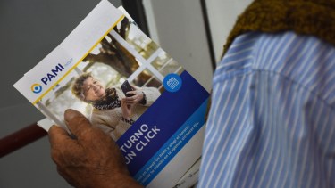 Los oftalmólogos de Neuquén cortaron el servicio a los afiliados de PAMI. (Foto Matías Subat)