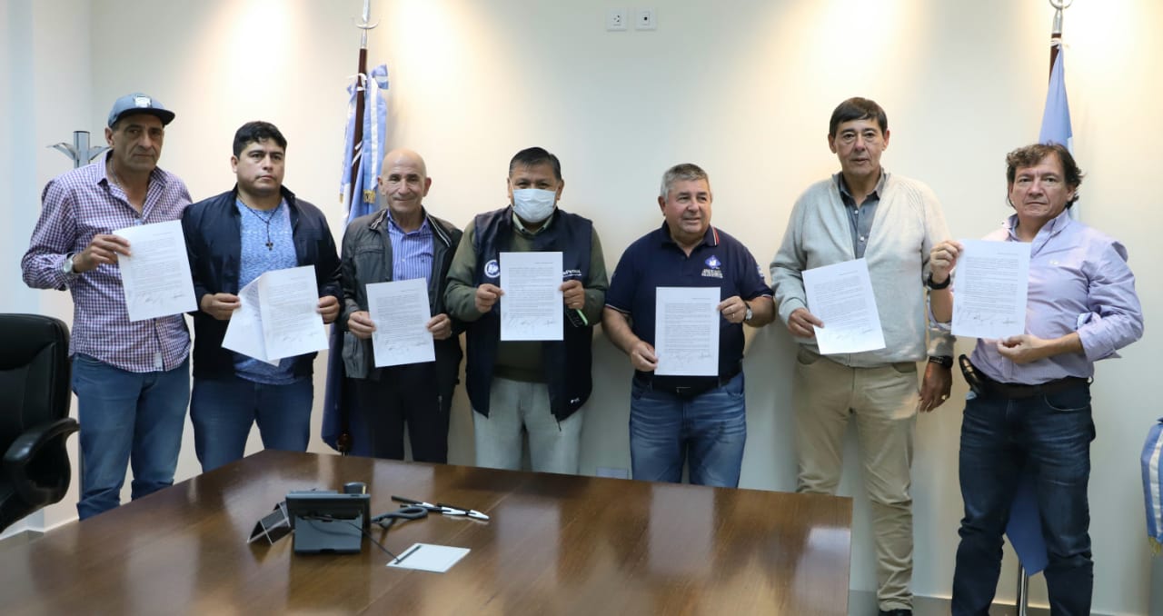 Los titulares de los siete gremios hidrocarburíferos firmaron ayer la declaración fundacional de la nueva entidad (Prensa  Sindicato Petrolero)