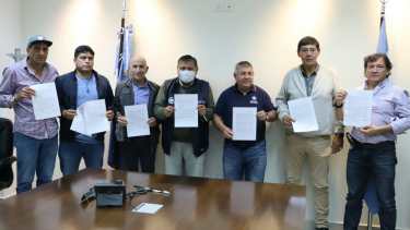 Los titulares de los siete gremios hidrocarburíferos firmaron ayer la declaración fundacional de la nueva entidad (Prensa  Sindicato Petrolero)