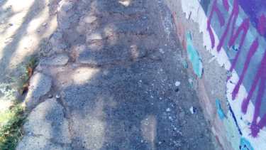 La esquina de Rufino Ortega y Belgrano es un peligro debido al estado deplorable de la vereda. Foto: Gentileza. 