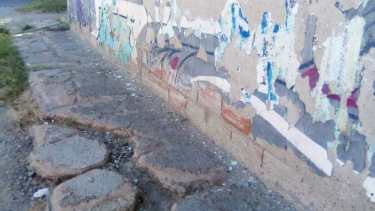 Buscan al dueño de un terreno en Neuquén para que arregle las veredas de la «esquina maldita», creen que vive en el exterior