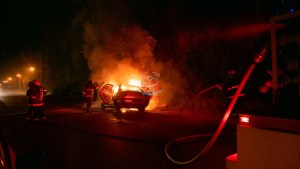 Un vecino de la zona sur de Roca terminó con su auto envuelto en llamas