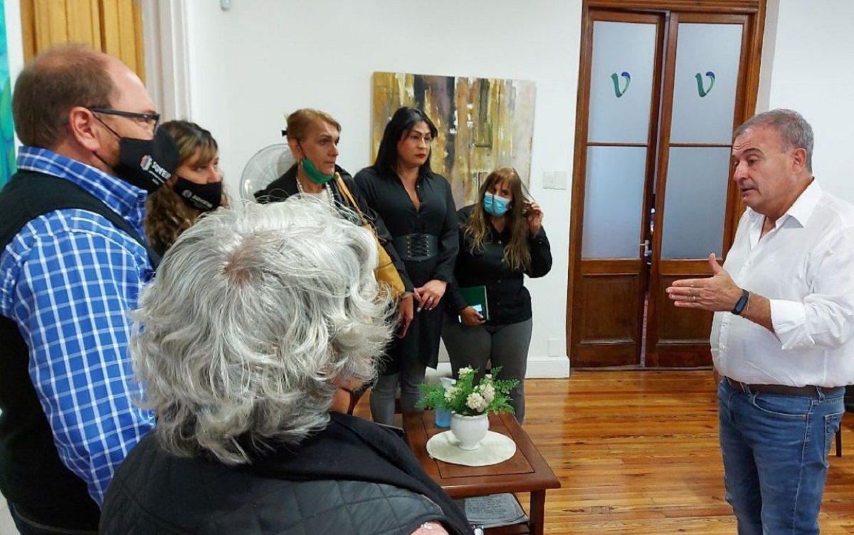 El intendente Pesatti junto a representantes de los diferentes gremios. Foto: gentileza.