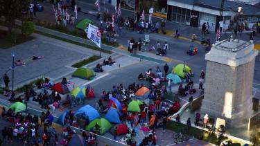 Las organizaciones sociales vuelven a acampar en elc entro de Neuquén. Foto: Matías Subat