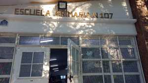 Padres de la Escuela 107 reclaman mejoras edilicias con una sentada, en Roca