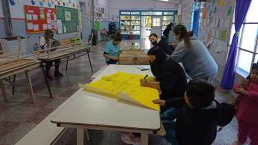 Los padres realizaron carteles para visibilizar el reclamo. Foto César Izza