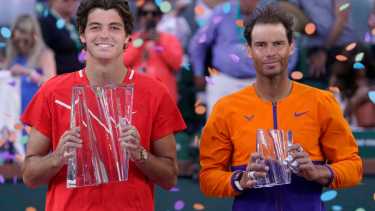 Fritz sonríe en con el trofeo de campeón y Nadal no tanto con el premio para el segundo. (AP Photo/Mark J. Terrill)