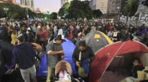 Imagen de Sin respuestas del Gobierno, el frente piquetero realiza un acampe en la 9 de Julio hasta el viernes