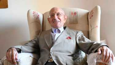 Aurelio se ríe la mayor parte del tiempo. Contó que conoció a su pareja bailando, en el año 1957. (Foto: Florencia Salto) 