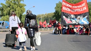 Organizaciones sociales levantaron los cortes de puentes de Neuquén-Cipolletti