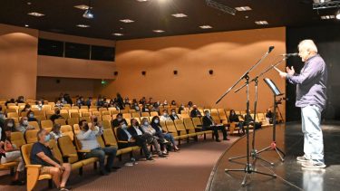 El Defensor del Pueblo, Ricardo Riva, fue el último en hablar cuando parte de los funcionarios ya se había retirado. Foto: Florencia Salto.