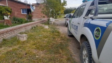 Personal policial de la Subcomisaría 58 de Valle Azul encabezó el allanamiento por una denuncia de abigeato. (Foto gentileza)